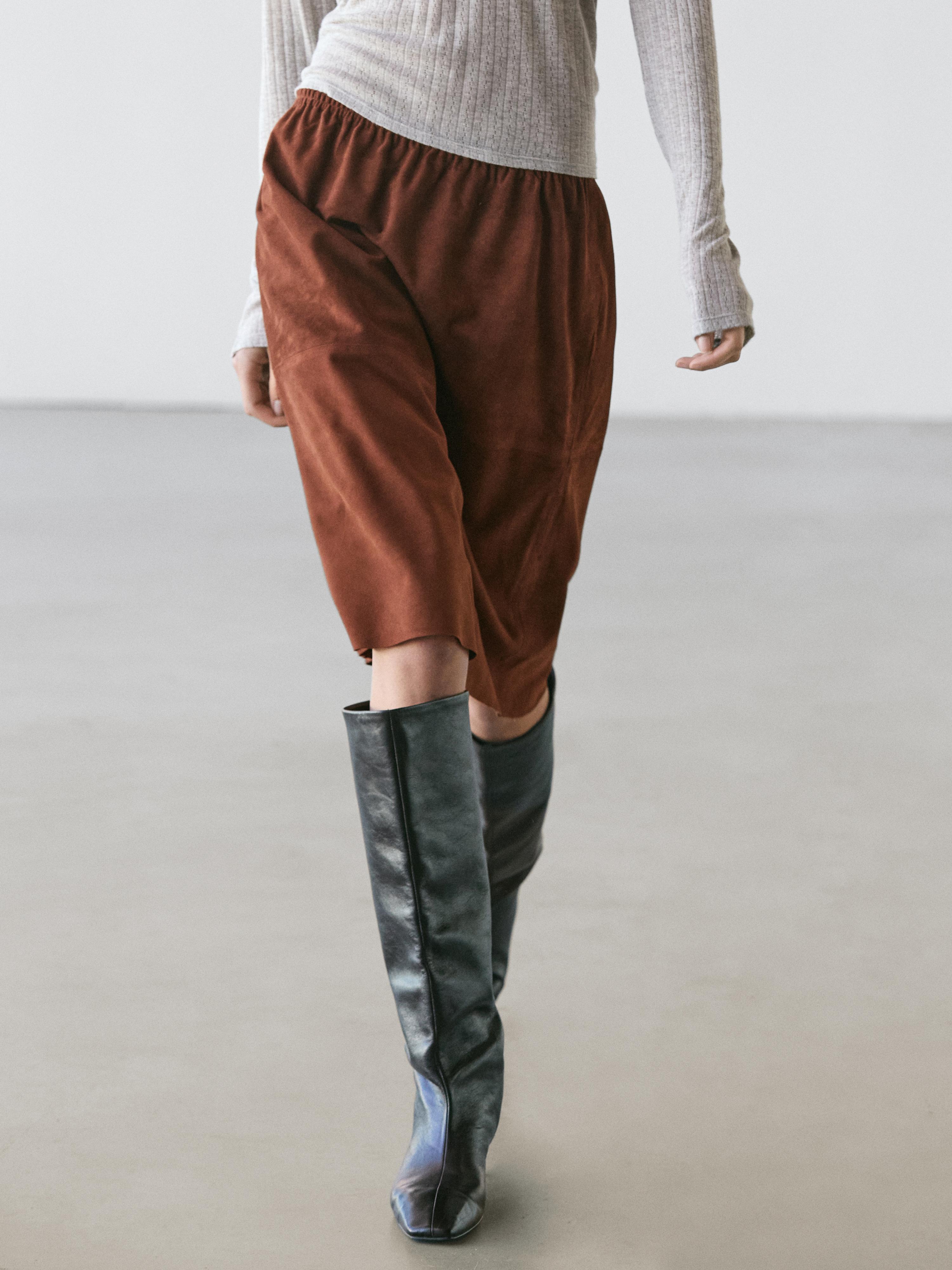 Jupe droite en cuir finition daim